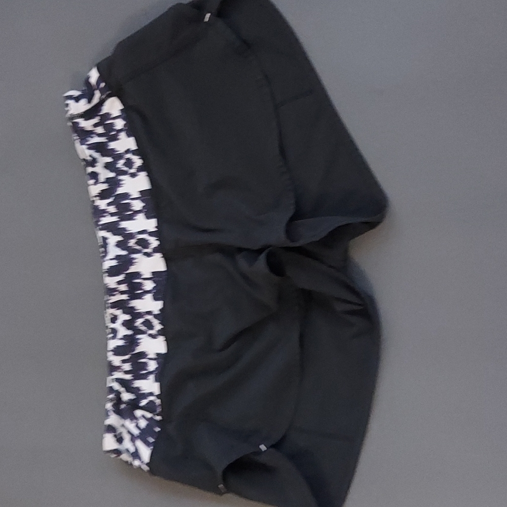 LULULEMON SIZE 6 RUNNING SHORTS